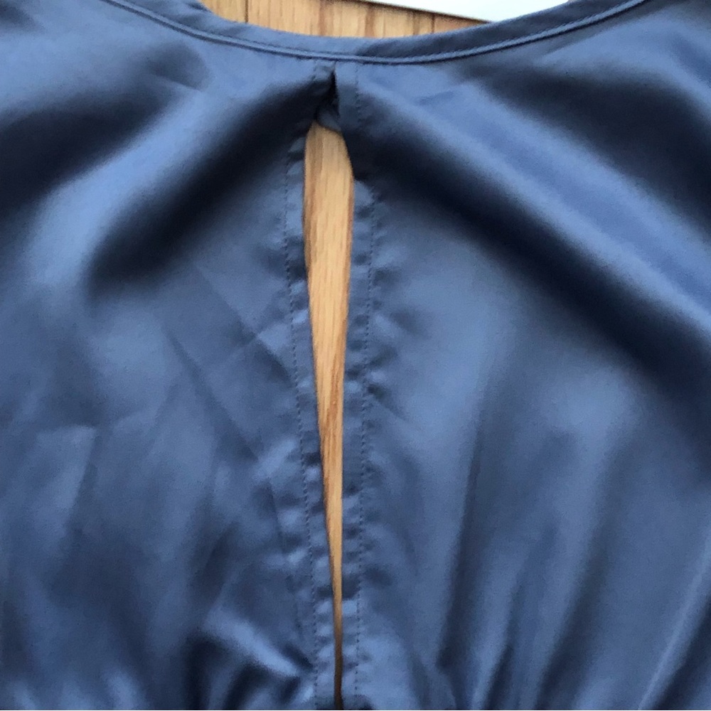 Cropped tie back blouse in a size medium. - Picture 2 of 13